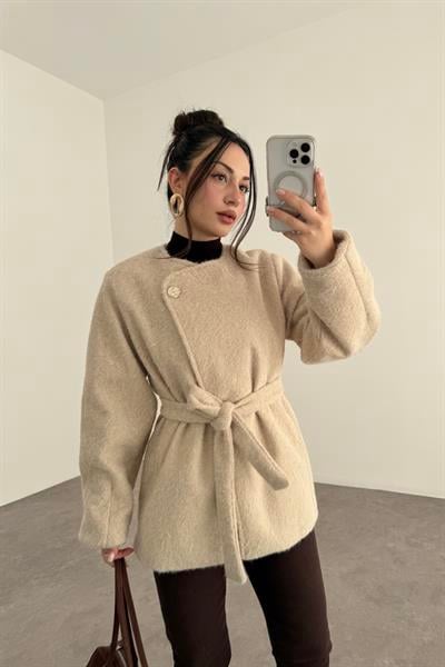 Buklet Kumaş Düğme Detaylı Kuşaklı Ekru Palto