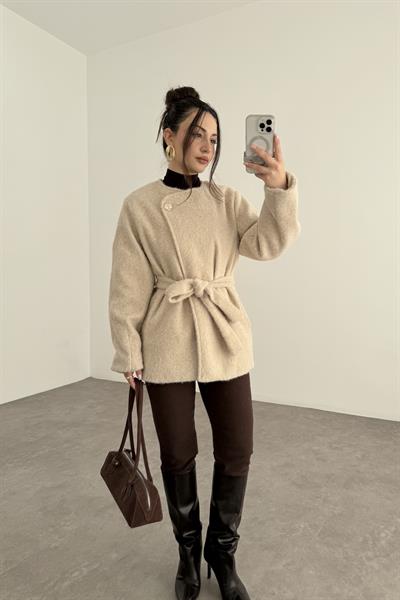 Buklet Kumaş Düğme Detaylı Kuşaklı Ekru Palto