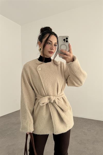 Buklet Kumaş Düğme Detaylı Kuşaklı Ekru Palto