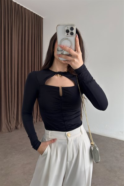 Burgulu Gold Aksesuarlı Siyah Bluz