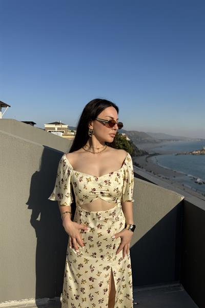 Çiçek Desenli Yırtmaç Detaylı Elbise