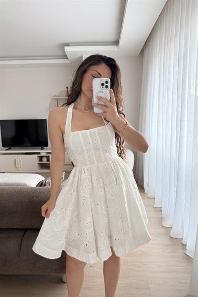 Çiçek İşlemeli Boyundan Bağlamalı Astarlı Beyaz Elbise