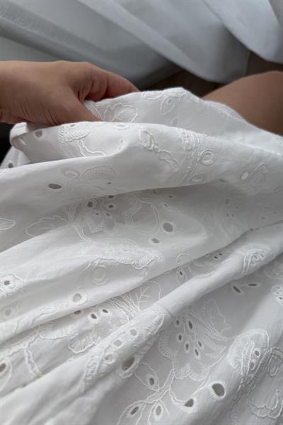 Çiçek İşlemeli Boyundan Bağlamalı Astarlı Beyaz Elbise