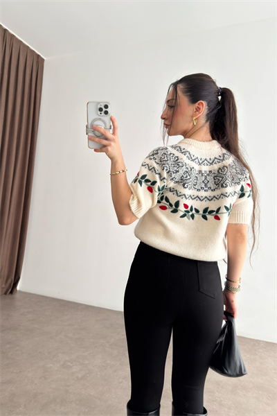 Çiçek Nakışlı Kısa Kollu Triko Ekru Kazak