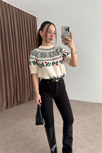 Çiçek Nakışlı Kısa Kollu Triko Ekru Kazak