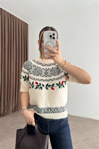 Çiçek Nakışlı Kısa Kollu Triko Ekru Kazak