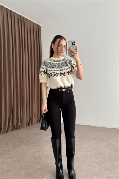 Çiçek Nakışlı Kısa Kollu Triko Ekru Kazak