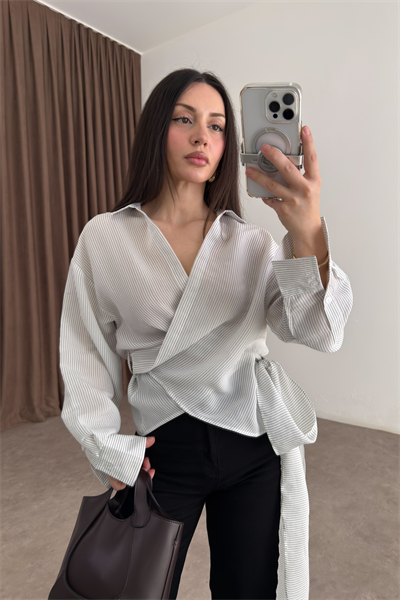 Çizgili Bağlama Detaylı Beyaz Gömlek