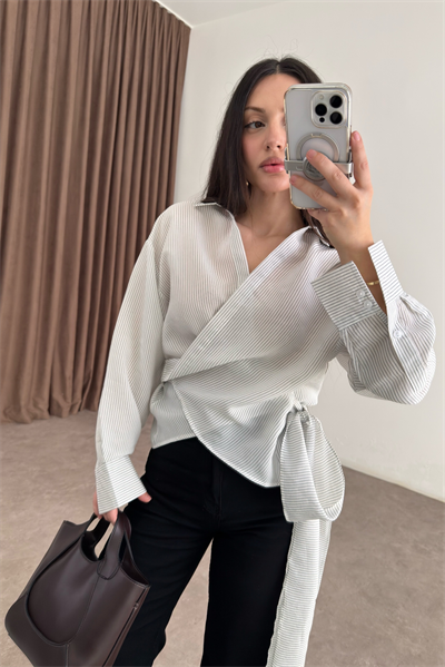 Çizgili Bağlama Detaylı Beyaz Gömlek
