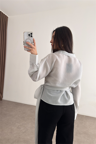 Çizgili Bağlama Detaylı Beyaz Gömlek