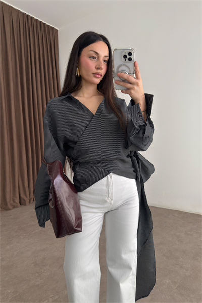 Çizgili Bağlama Detaylı Siyah Gömlek