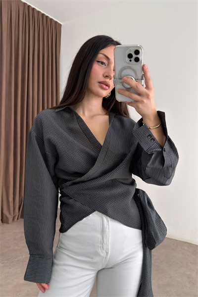 Çizgili Bağlama Detaylı Siyah Gömlek