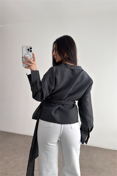 Çizgili Bağlama Detaylı Siyah Gömlek