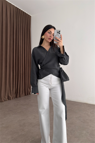 Çizgili Bağlama Detaylı Siyah Gömlek