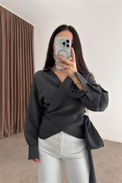 Çizgili Bağlama Detaylı Siyah Gömlek