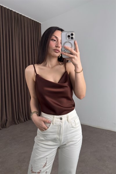 Degaje Yaka Saten Kahve Askılı Atlet