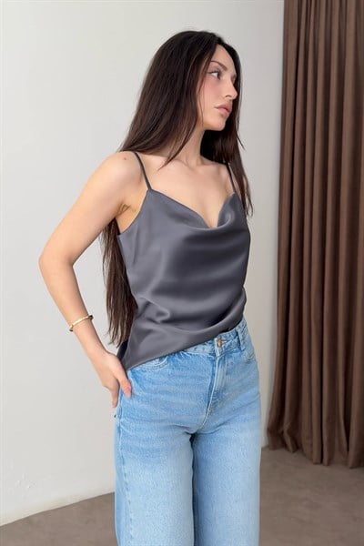 Degaje Yaka Saten Gri Askılı Atlet