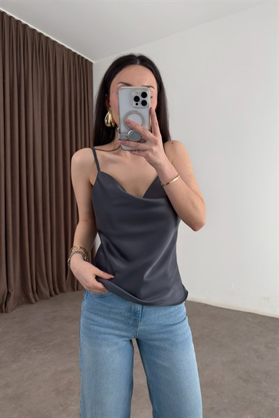 Degaje Yaka Saten Gri Askılı Atlet