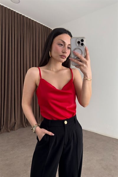 Degaje Yaka Saten Kırmızı Askılı Atlet