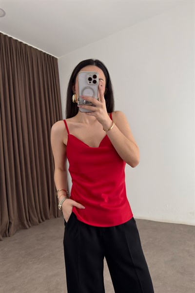 Degaje Yaka Saten Kırmızı Askılı Atlet