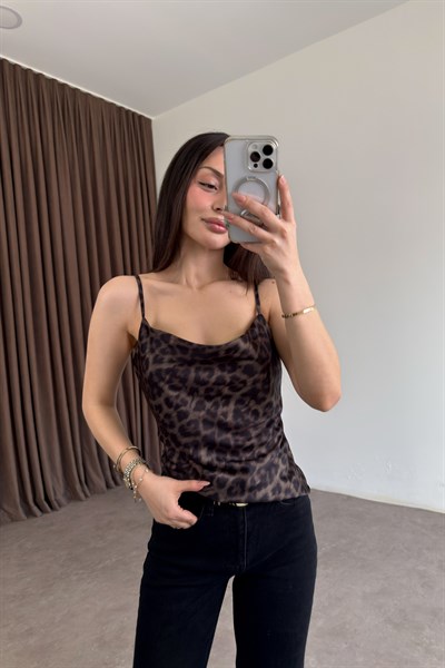 Degaje Yaka Saten Leopar Askılı Atlet 