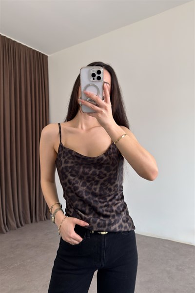 Degaje Yaka Saten Leopar Askılı Atlet 