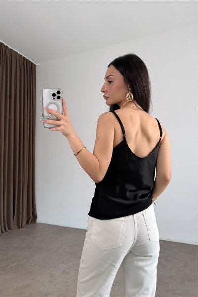 Degaje Yaka Saten Siyah Askılı Atlet