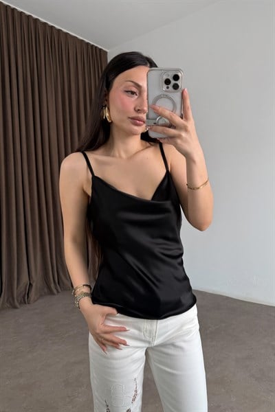 Degaje Yaka Saten Siyah Askılı Atlet