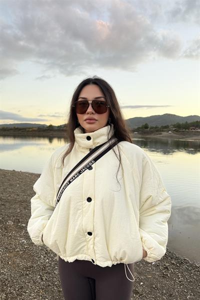 Dik Yakalı Düğme Detaylı Şişme Mont Ekru