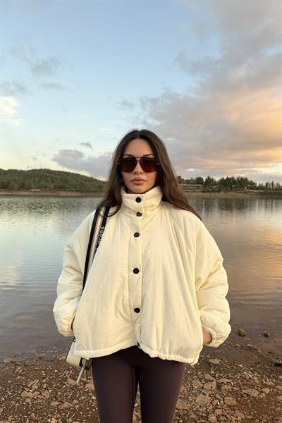 Dik Yakalı Düğme Detaylı Şişme Mont Ekru