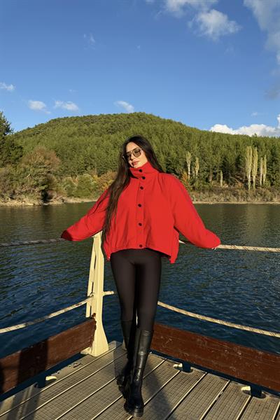 Dik Yakalı Düğme Detaylı Şişme Mont Kırmızı