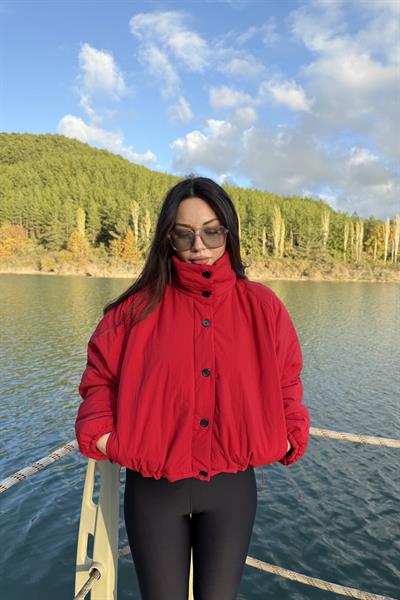 Dik Yakalı Düğme Detaylı Şişme Mont Kırmızı