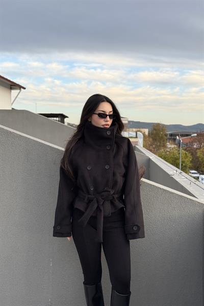 Dik Yakalı Kaşe Kısa Siyah Kaban