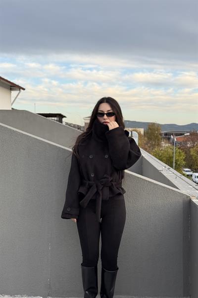 Dik Yakalı Kaşe Kısa Siyah Kaban