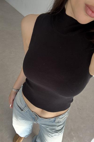Dik Yakalı Kolsuz Modal Siyah Triko