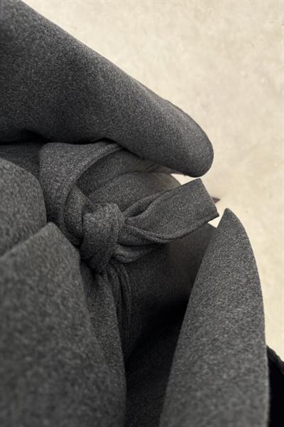 Dik Yakalı Kuşaklı Gri Panço