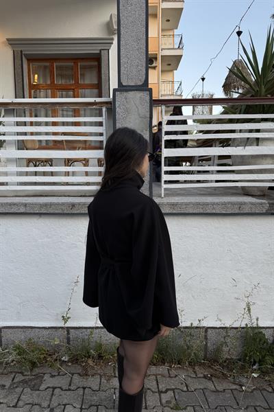 Dik Yakalı Kuşaklı Siyah Panço