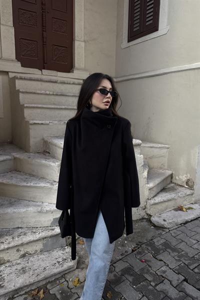 Dik Yakalı Orta Boy Kaşe Siyah Kaban