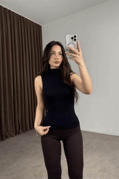 Dik Yakalı Siyah Pamuk Bluz