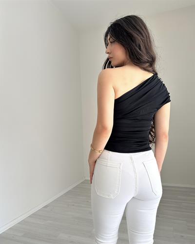 Drapeli Tek Omuz Siyah Bluz
