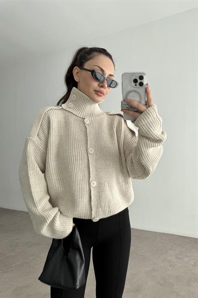 Düğmeli Dik Yakalı Apoletli Ekru Kazak