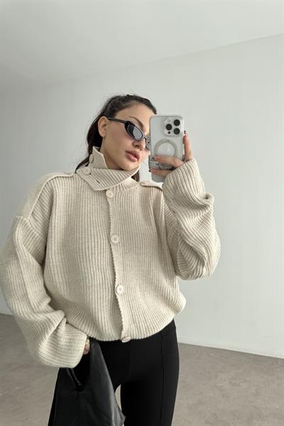 Düğmeli Dik Yakalı Apoletli Ekru Kazak