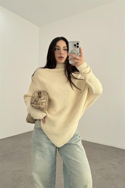 Eteği V Kesimli Boğazlı Ekru Kazak