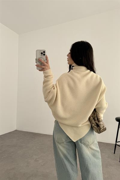 Eteği V Kesimli Boğazlı Ekru Kazak