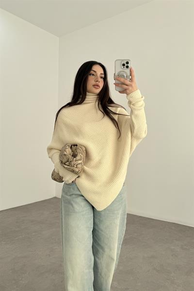 Eteği V Kesimli Boğazlı Ekru Kazak