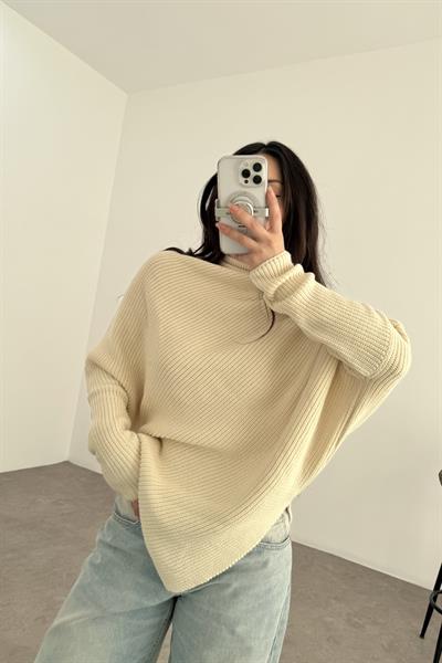 Eteği V Kesimli Boğazlı Ekru Kazak