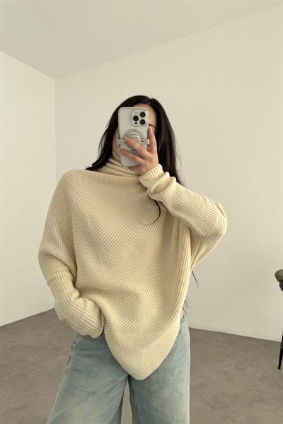 Eteği V Kesimli Boğazlı Ekru Kazak