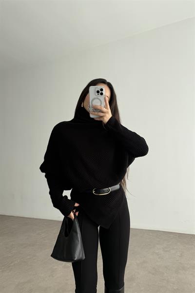 Eteği V Kesimli Boğazlı Siyah Kazak