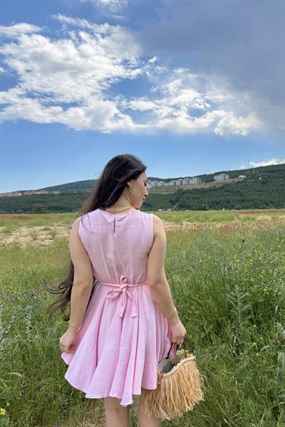 Eteği Volanlı Kuşaklı Elbise Pembe
