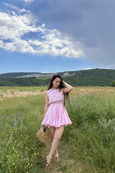 Eteği Volanlı Kuşaklı Elbise Pembe